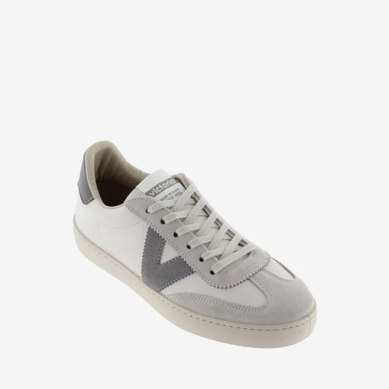 Leather and suede trainer with grey and white detailining