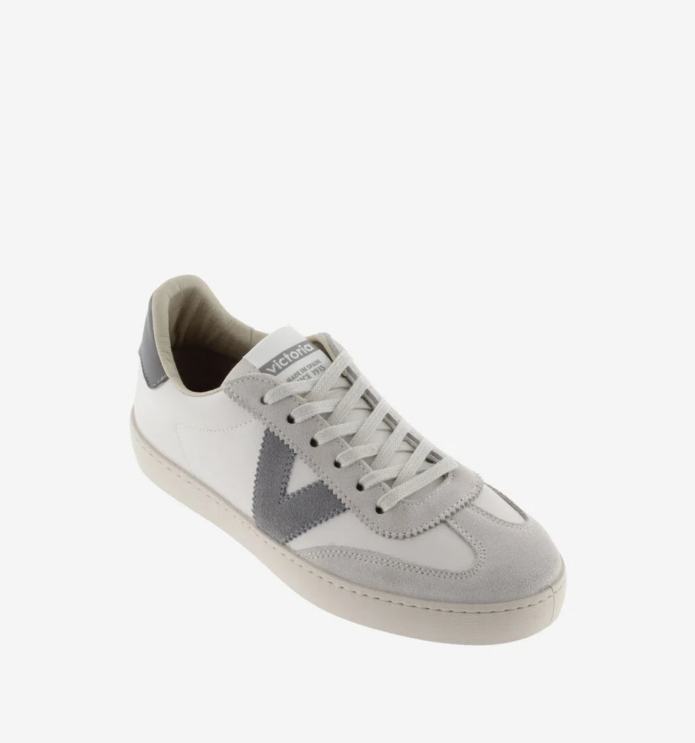 Leather and suede trainer with grey and white detailining