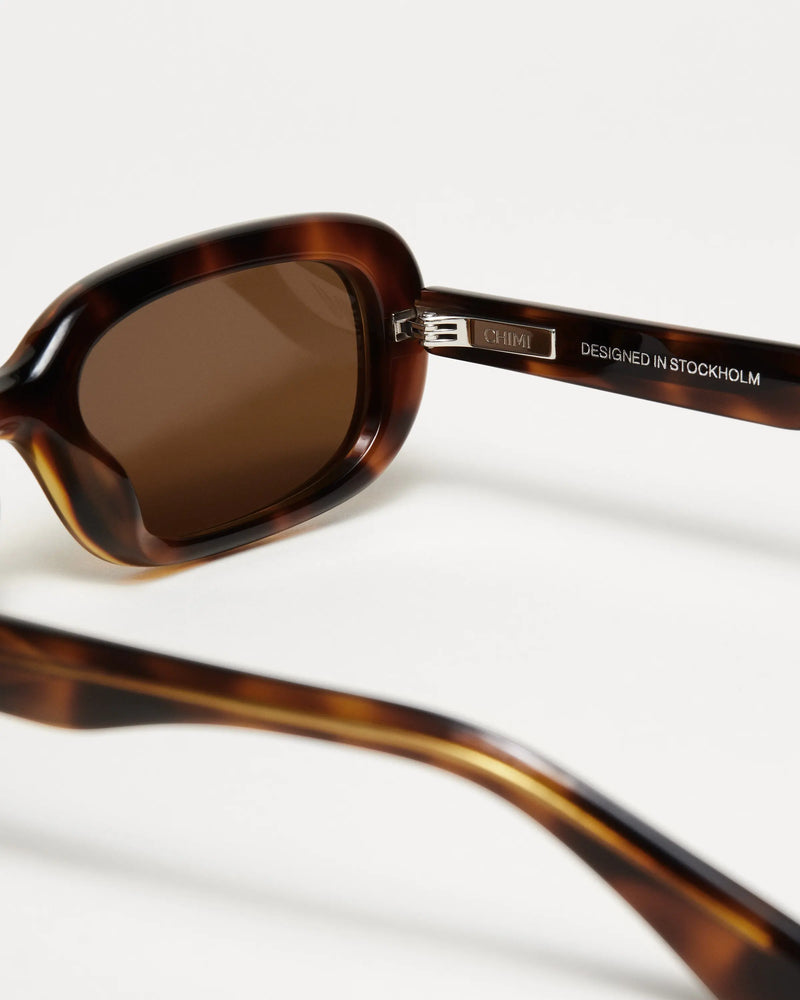 Tortoise shell oval frame in Italian acetate with a brown lense