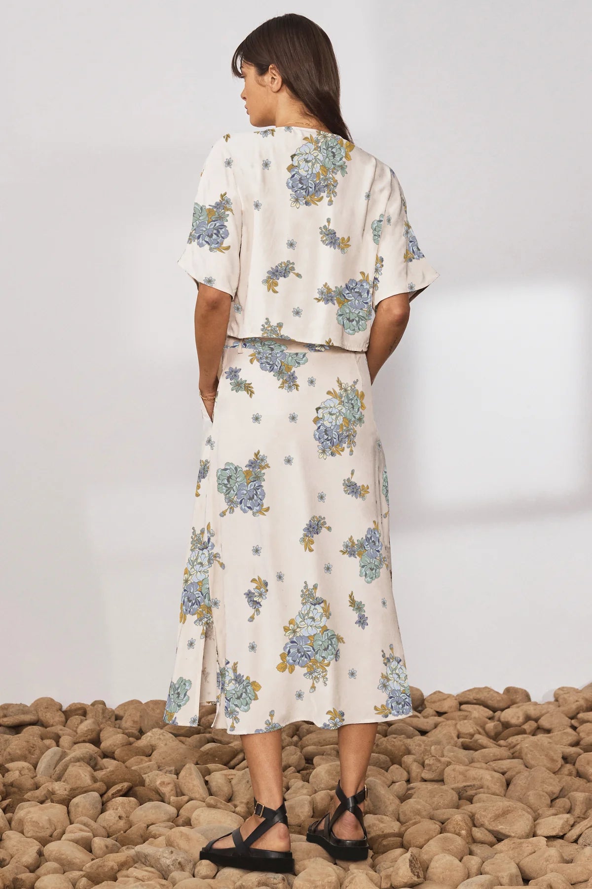 Cream and floral tie top with short sleeves and a tie feature which fastens the front at the base of the v neck boxy fit