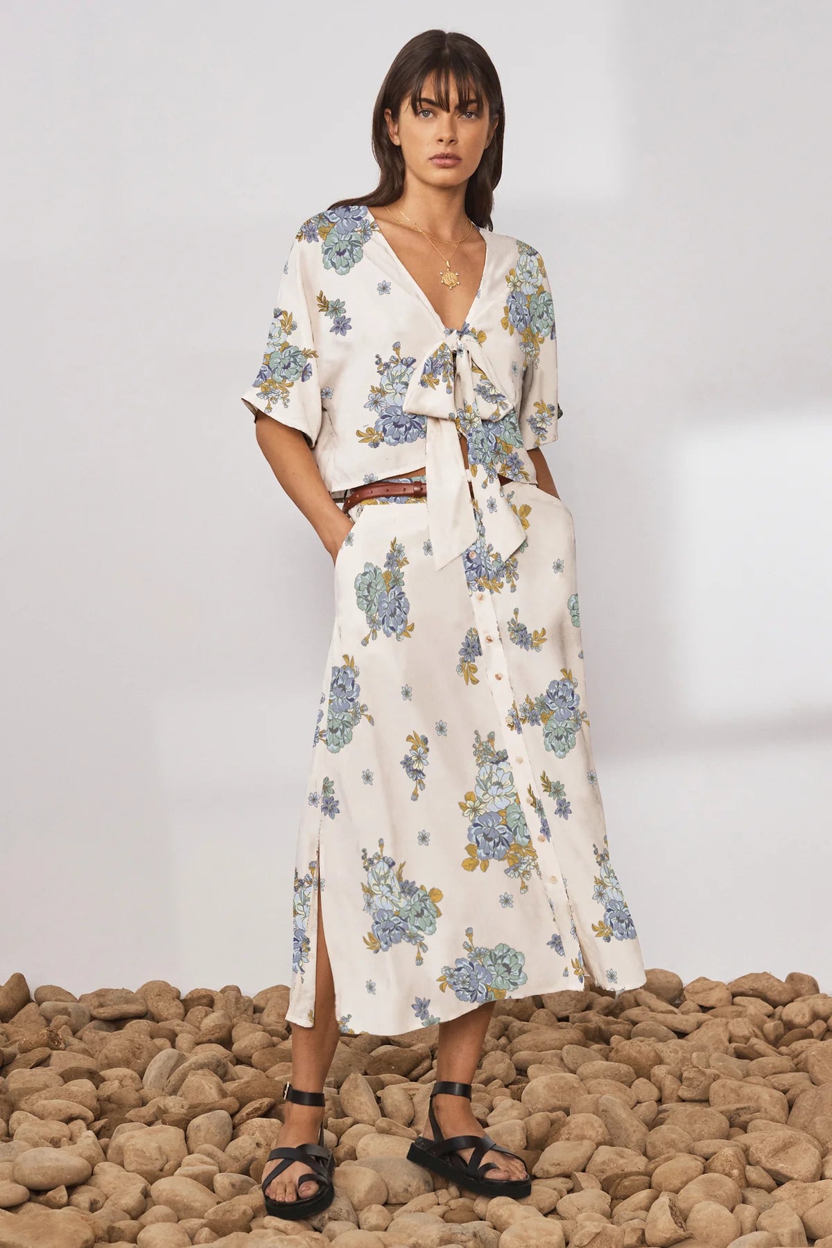 Cream and floral tie top with short sleeves and a tie feature which fastens the front at the base of the v neck boxy fit