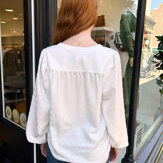 White V neck blouse with seersucker fabric and long balloon sleeves