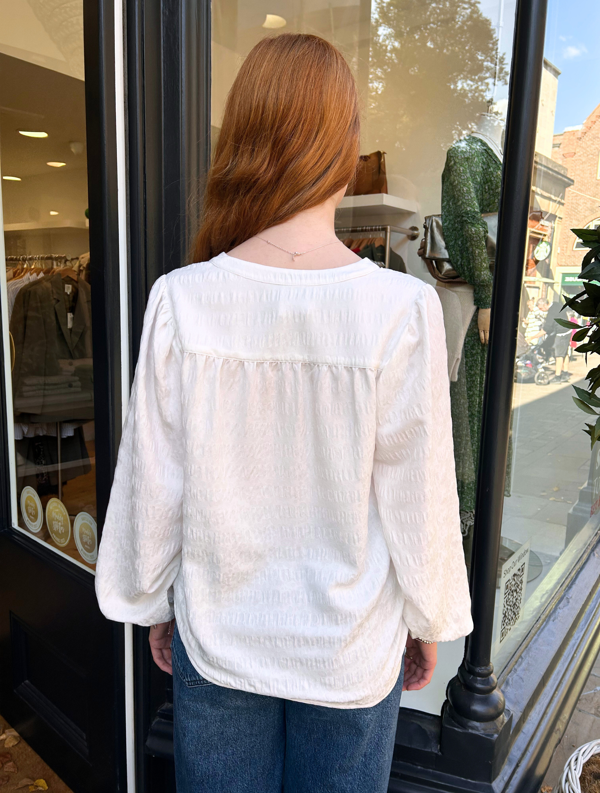 White V neck blouse with seersucker fabric and long balloon sleeves