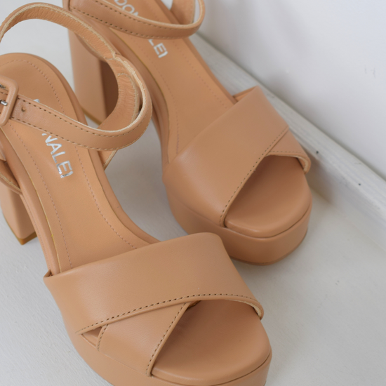 Nude leather platform sandal with cross straps and ankle strap with buckle fastening