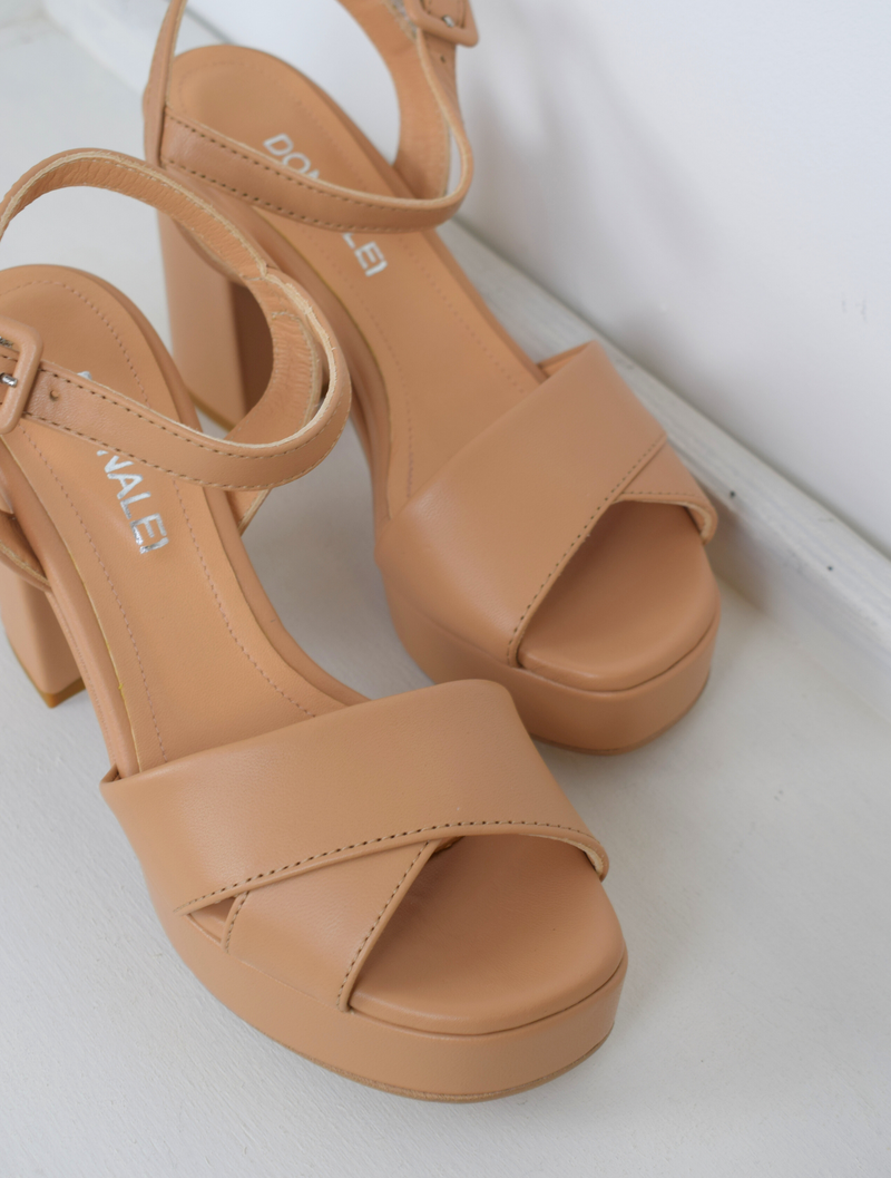 Nude leather platform sandal with cross straps and ankle strap with buckle fastening