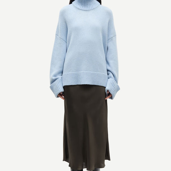 turtleneck heavy knit jumper with ribbed edging and a light blue hue from samsoe samsoe model shot
