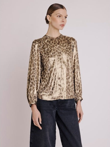 Long sleeved leopard print shirt with round neckline