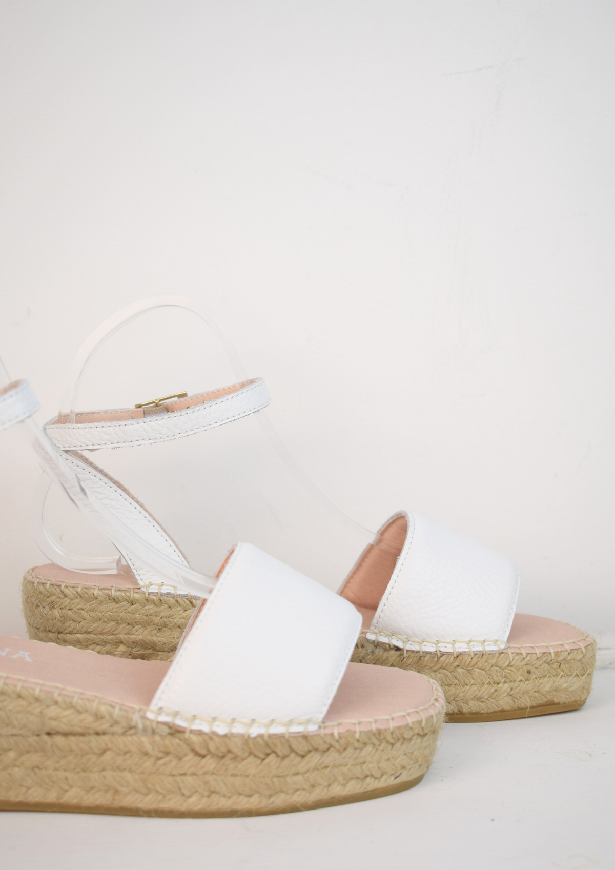 Raffia flatform sandel with white leather toe and ankle strap 
