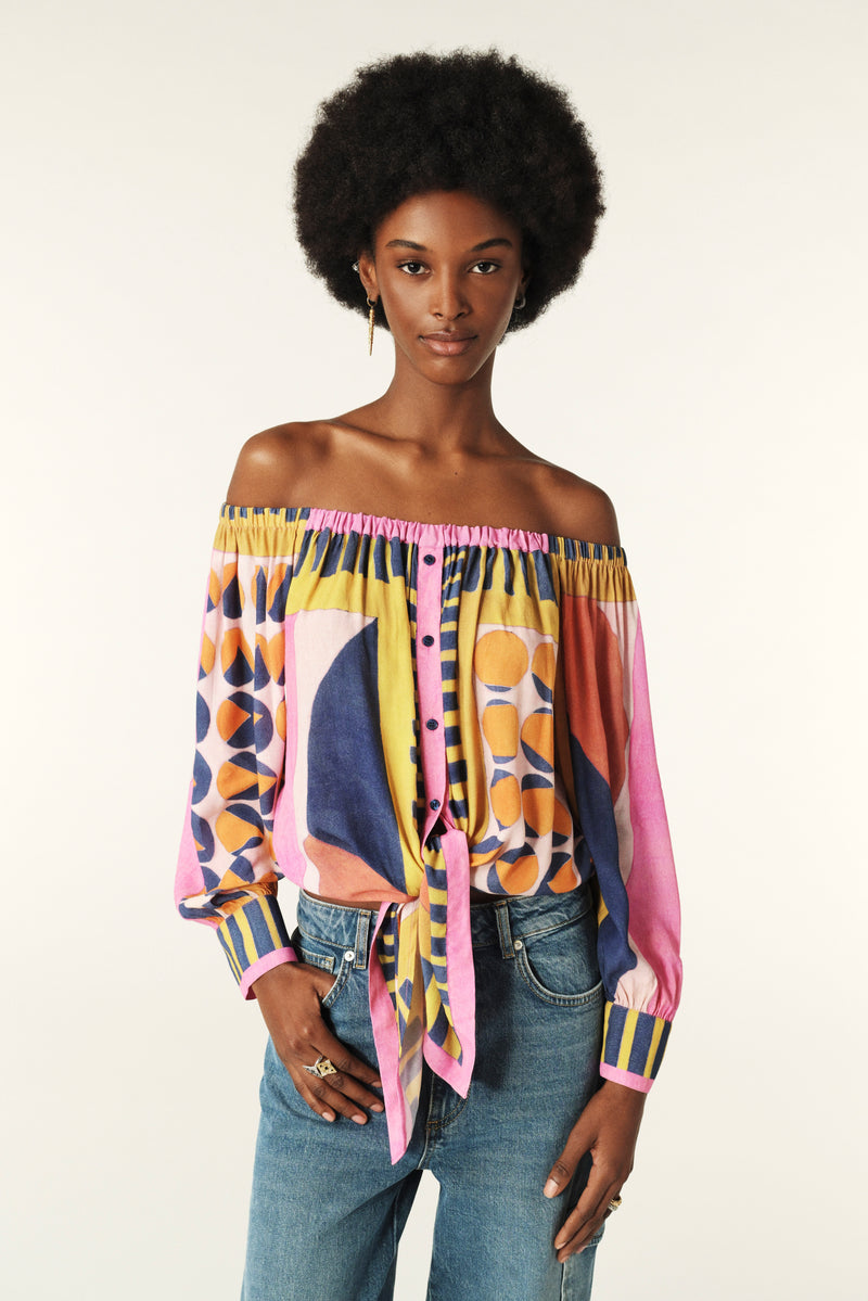 Off the shoulder Geometric print shirt with a tie detail at the hem