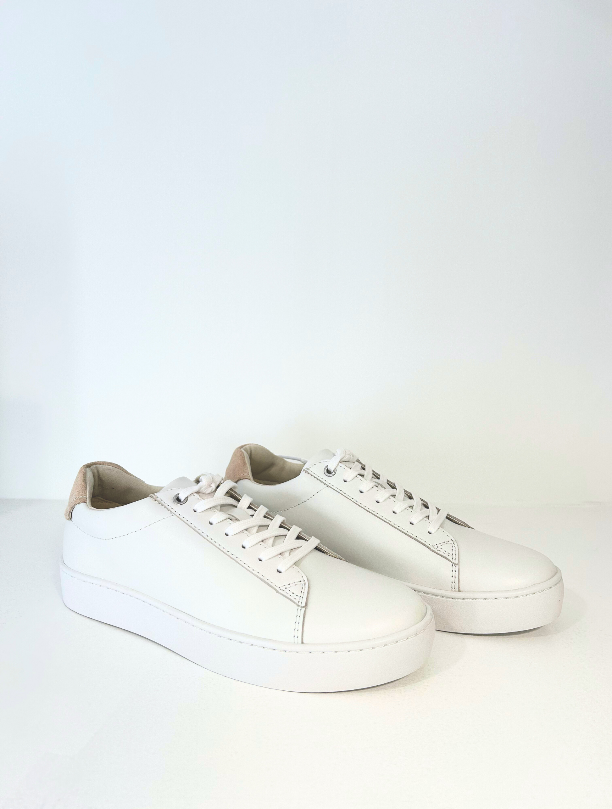 White leather trainer Contrast heel tab Leather upper Rubber sole 5526-001-01