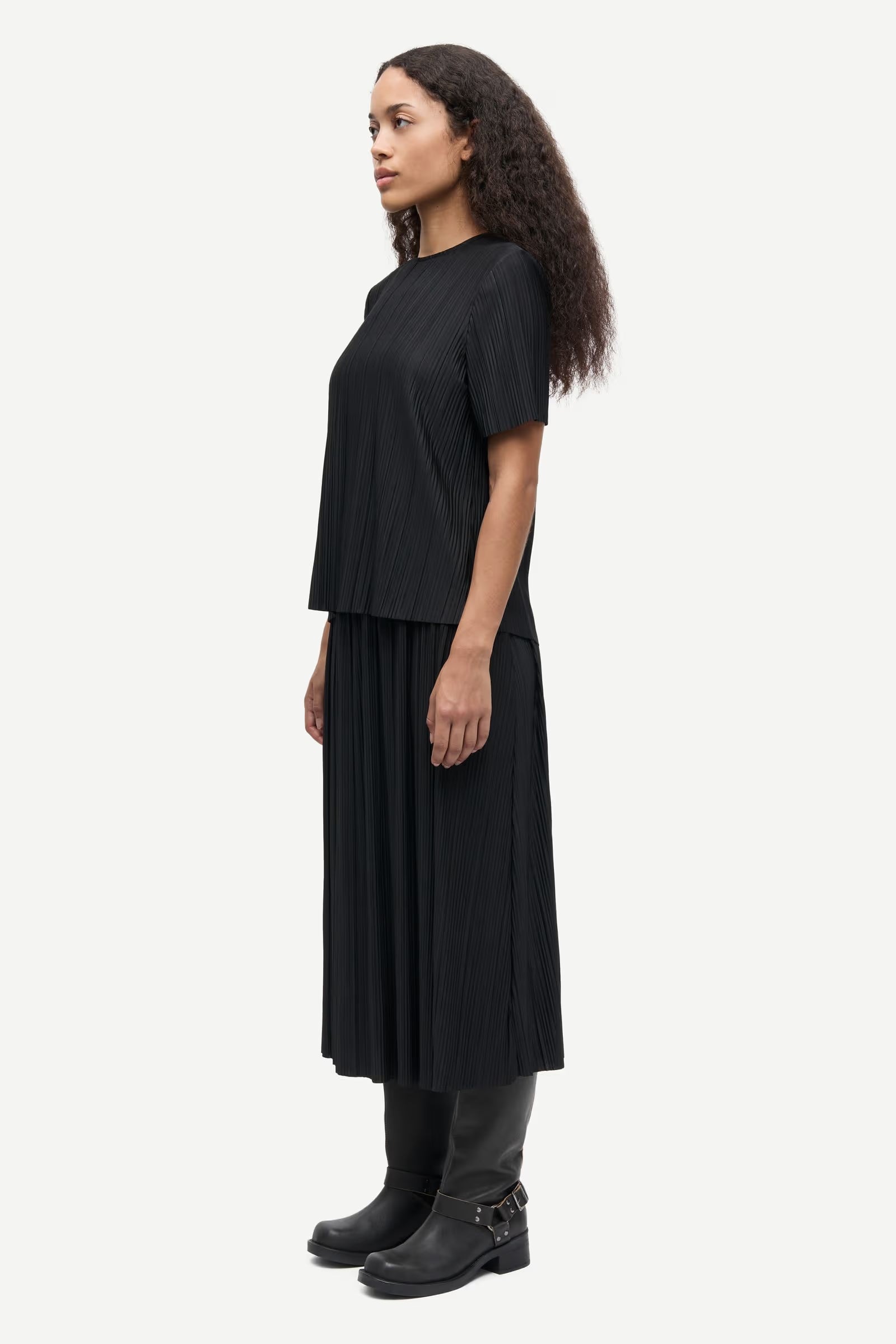short sleeve pleated black top with round neck from samsoe samsoe side view