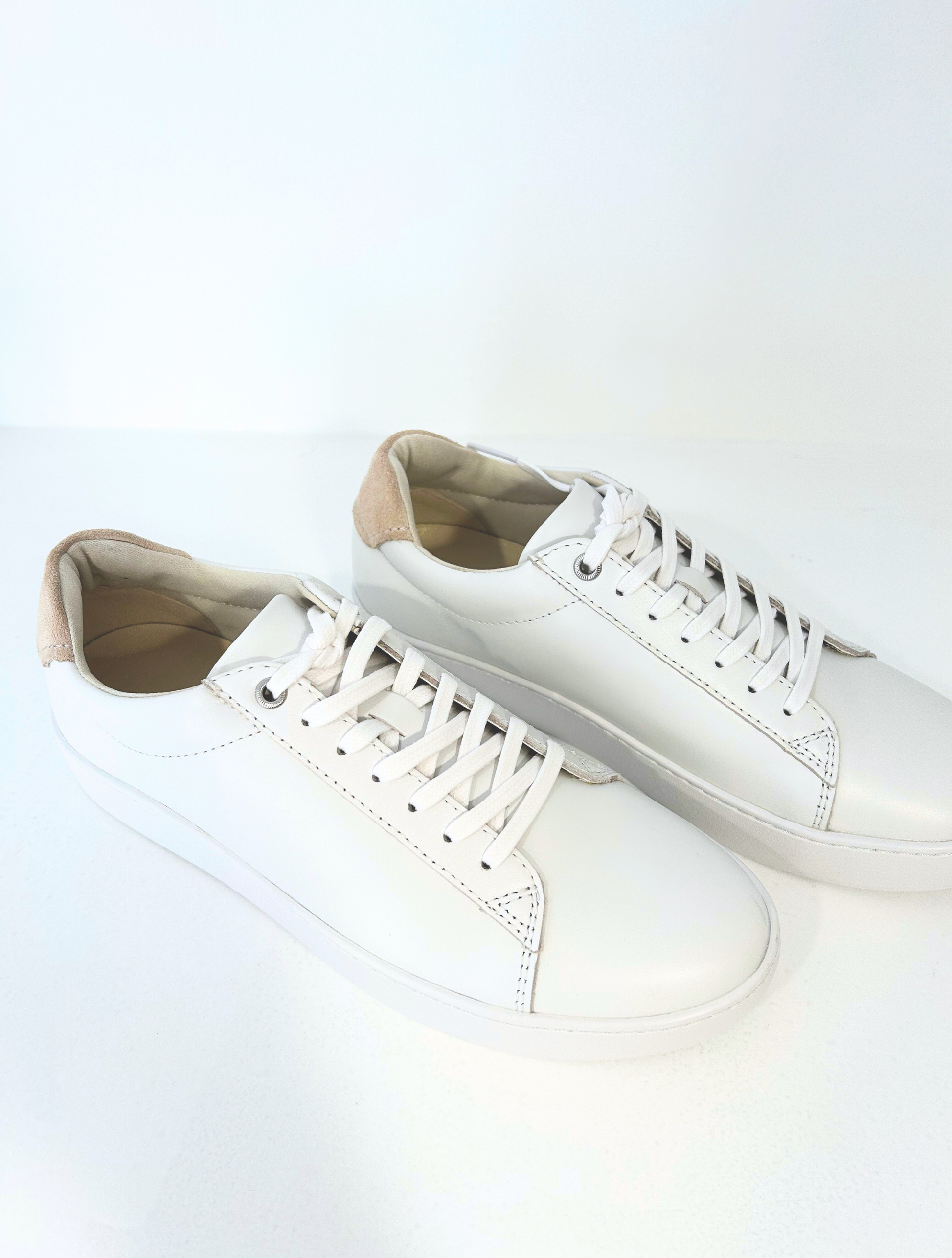 White leather trainer Contrast heel tab Leather upper Rubber sole 5526-001-01