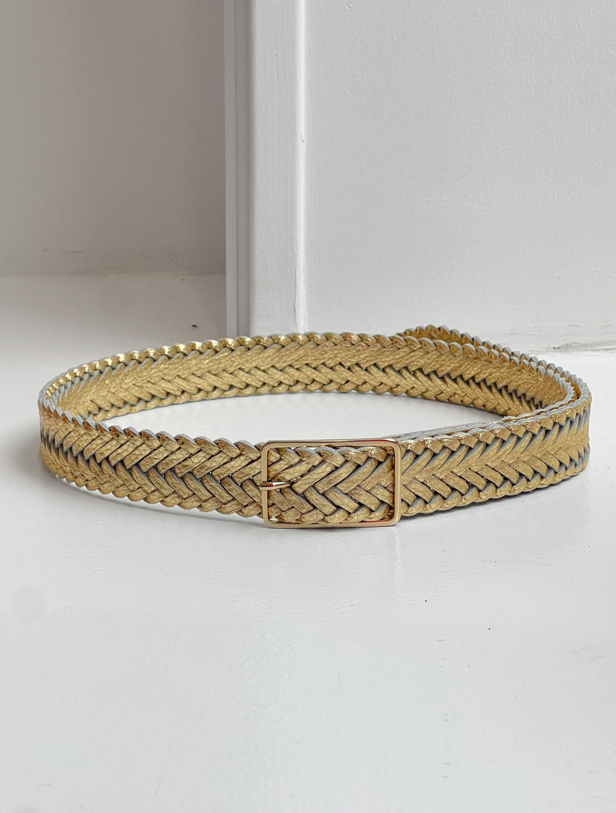 Plaited leather belt in gold with a square gold buckle