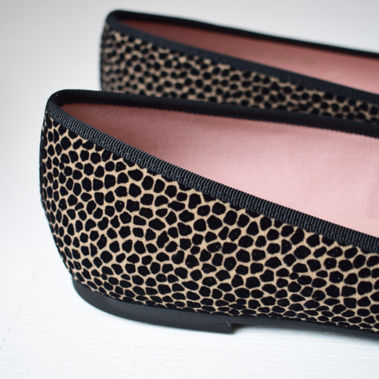 Cheetah print textured fabric ballet shoes with pointed toe