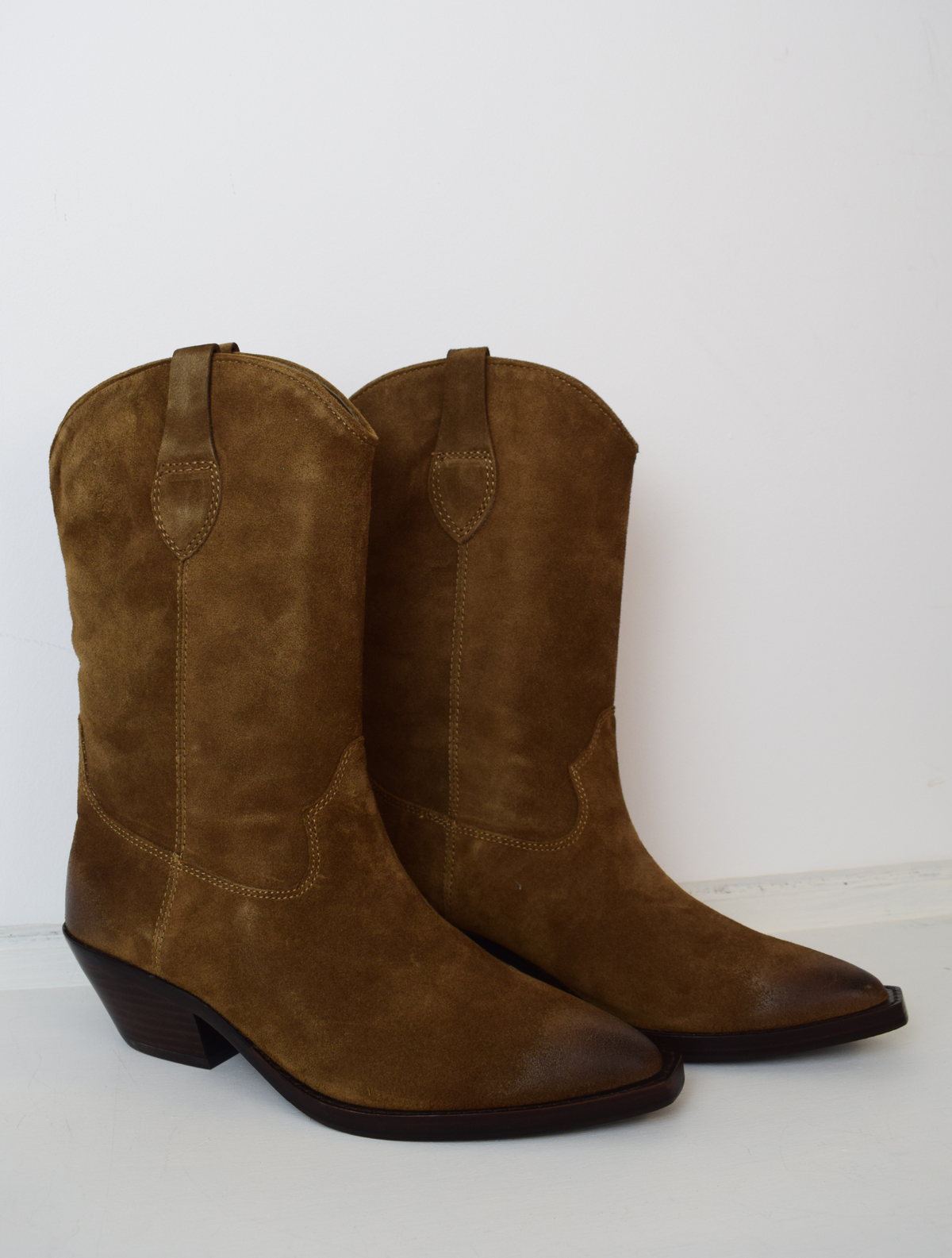 Suede cowboy boot with small heel 