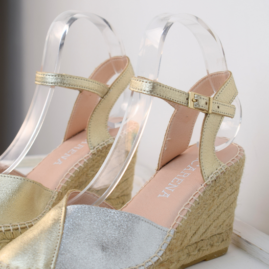 A raffia wedge sandal with a 2 tone top. Made up of silver and gold.