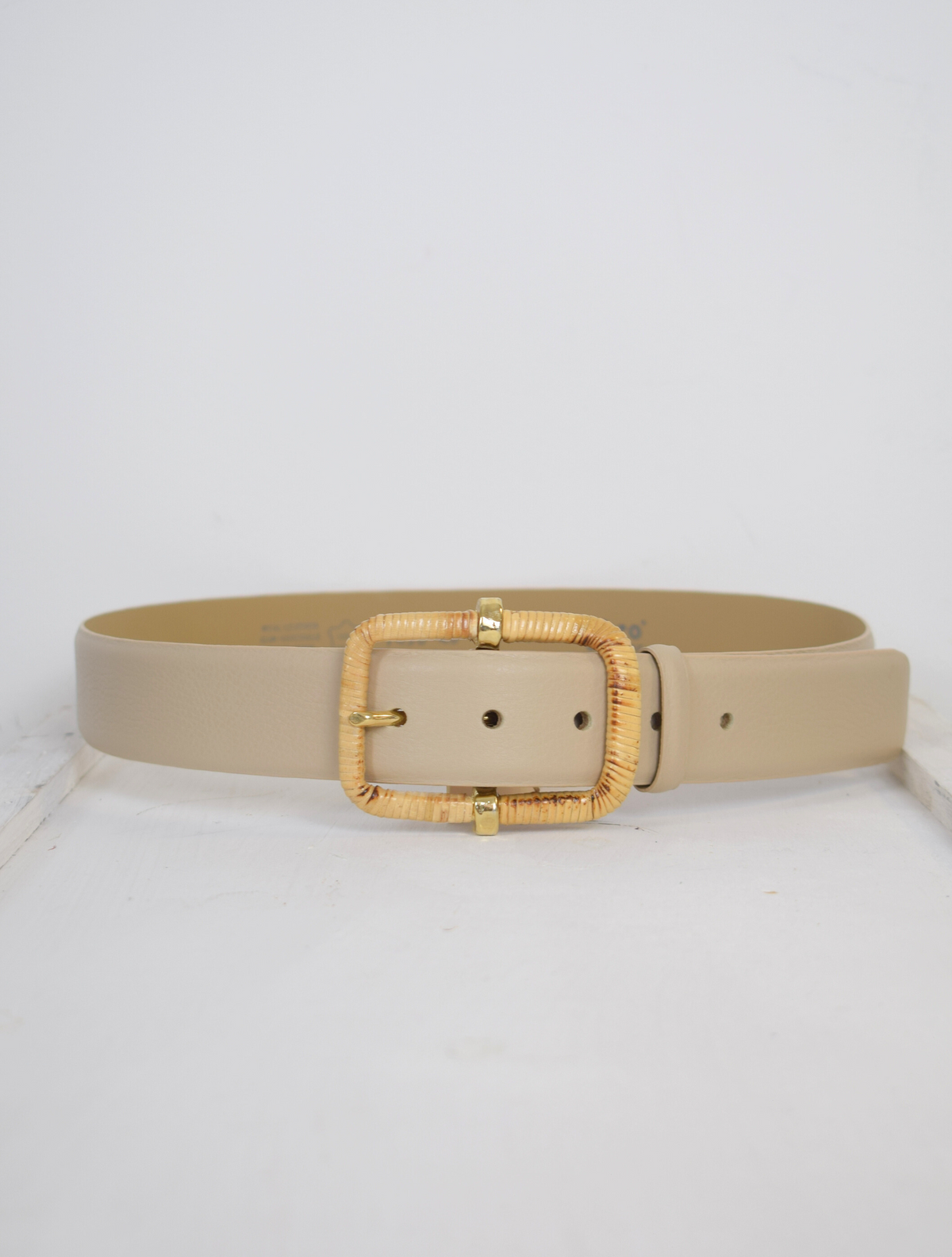 Wide belt with woven belt buckle 