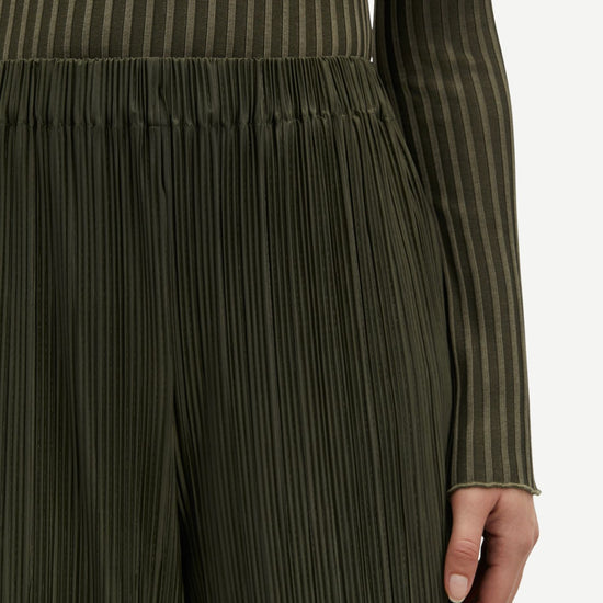 Close up view of elasticated waistband Uma Trousers in Forest Green  