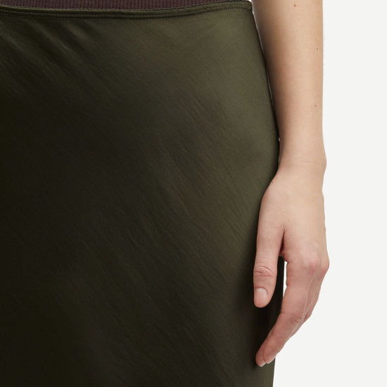 Close up of waistband of the Saagneta dark green long skirt 