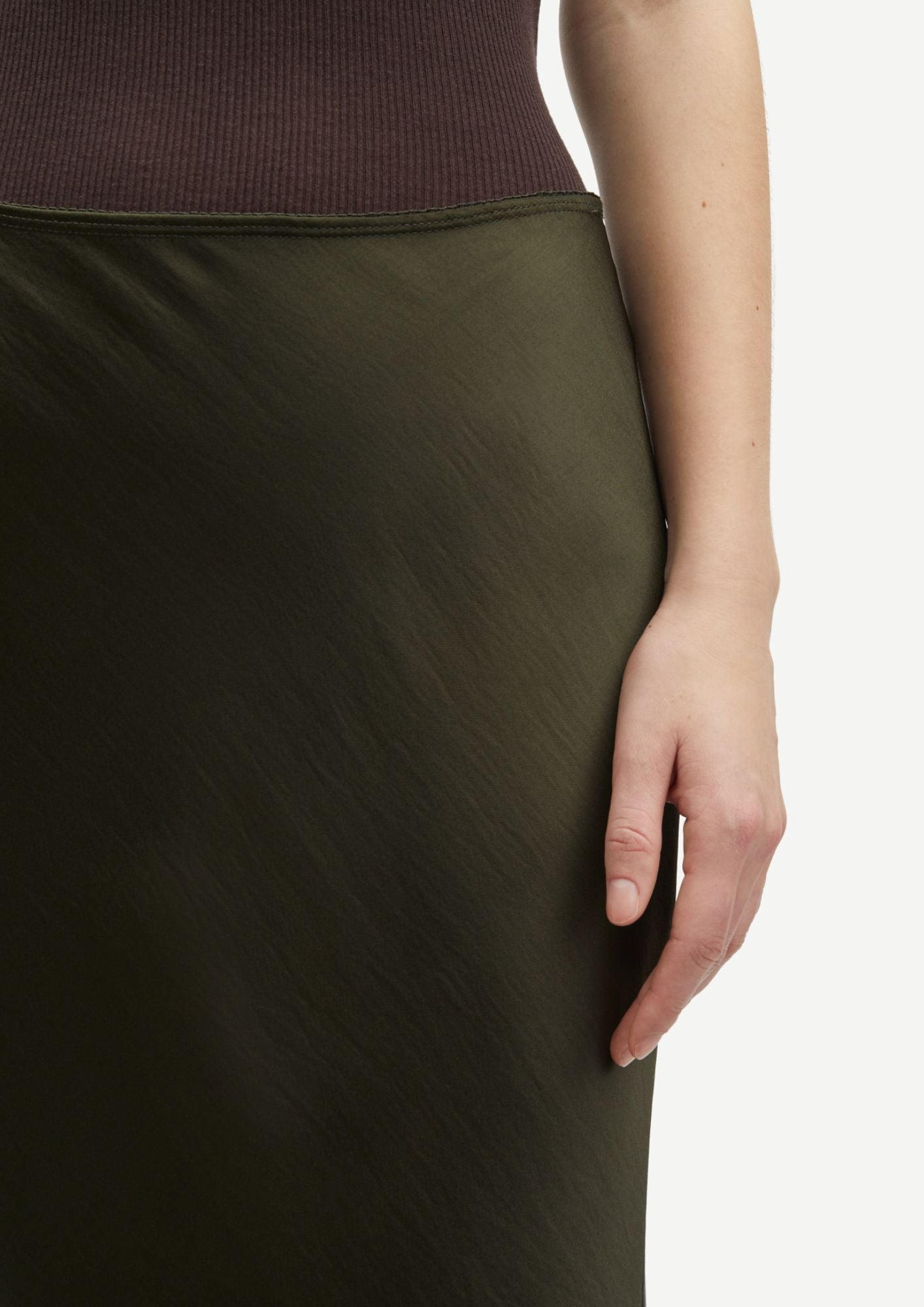 Close up of waistband of the Saagneta dark green long skirt 