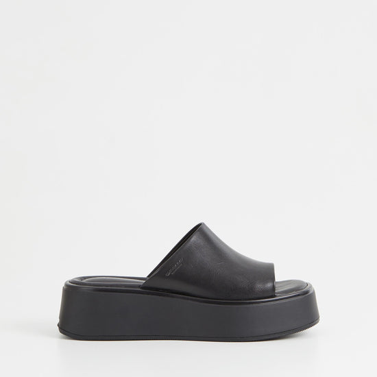 Black slider with a flat form rubber sole