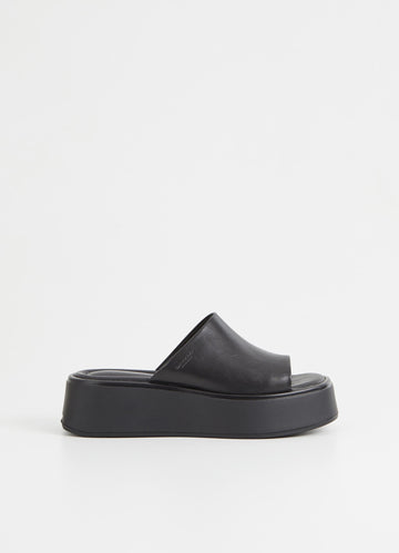 Black slider with a flat form rubber sole