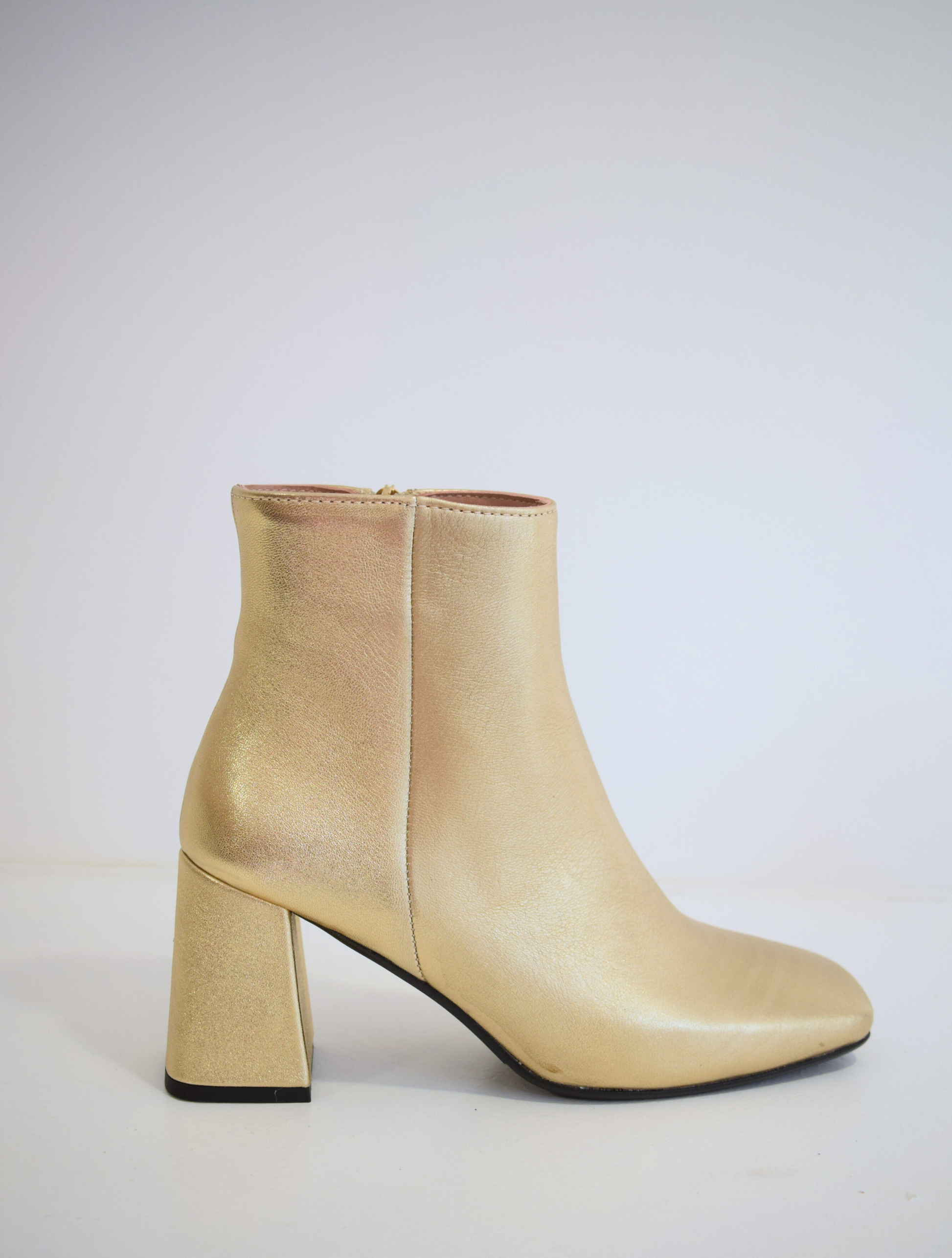 Gold ankle boot with block heel and inside zip fastening