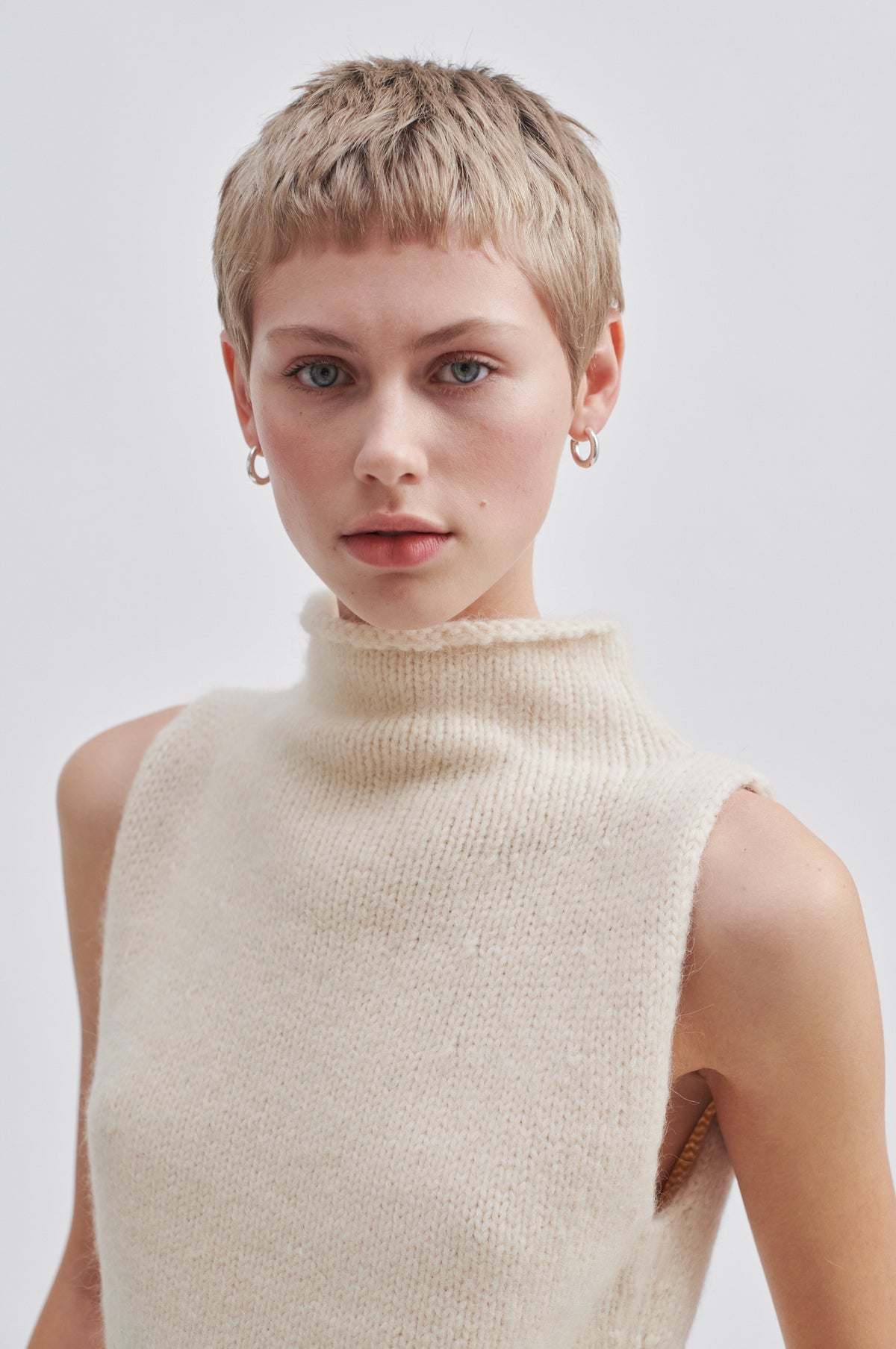 Sleeveless chunky knit with turtle neck