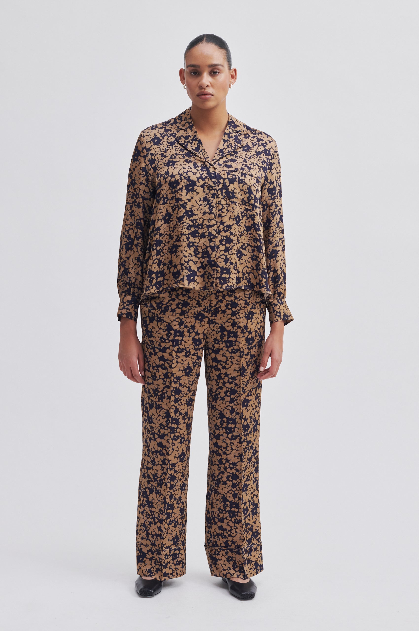 Navy and bronze floral print wide leg trousers with side slant pockets 