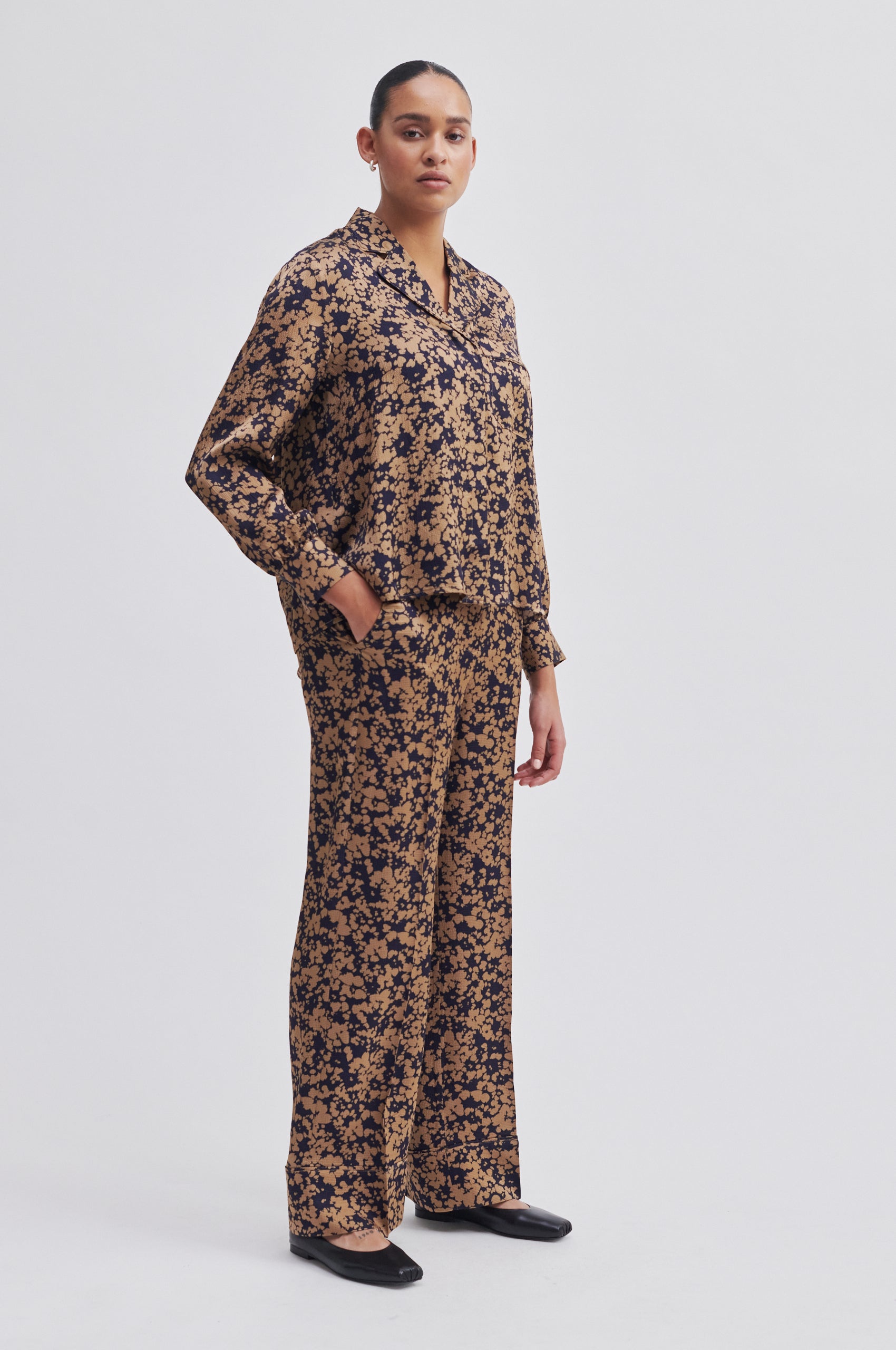 Navy and bronze floral print wide leg trousers with side slant pockets 