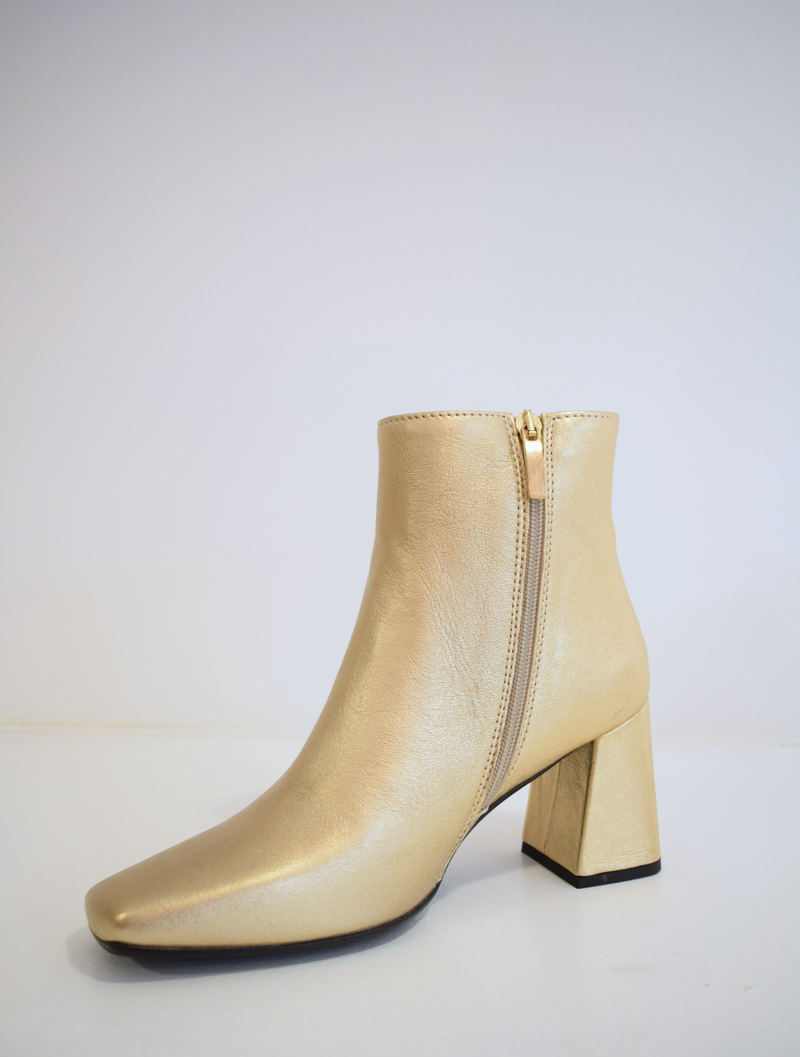 Gold ankle boot with block heel and inside zip fastening