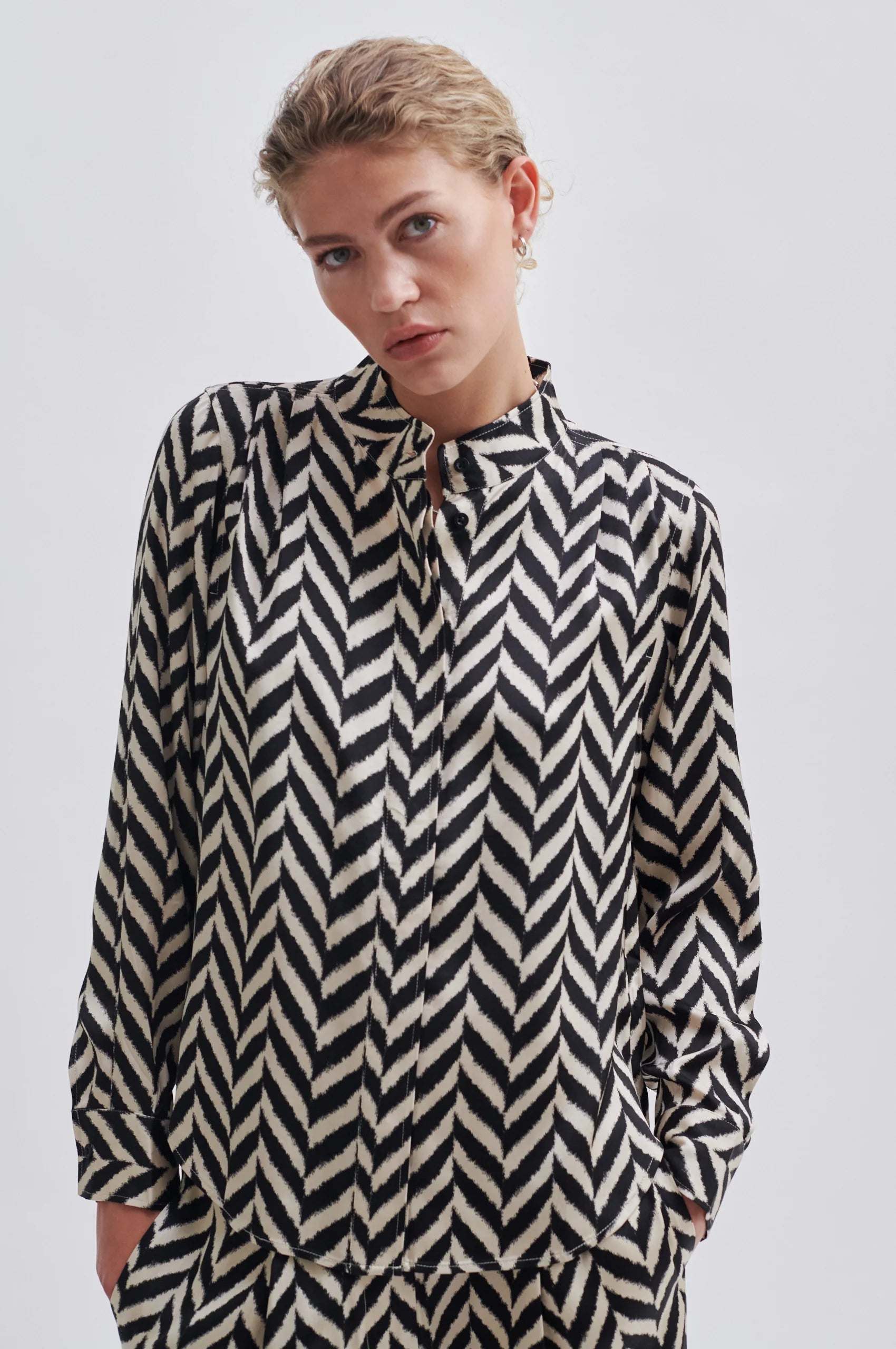 Long sleeves satin tough shirt in a black and cream chevron print