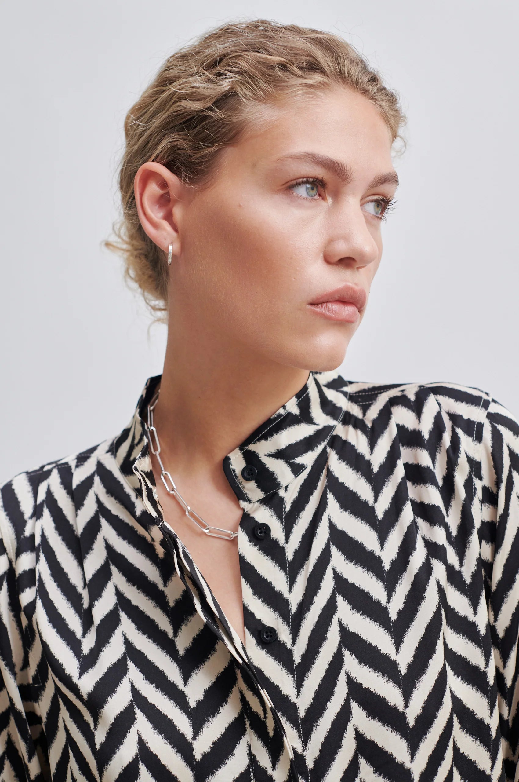 Long sleeves satin tough shirt in a black and cream chevron print