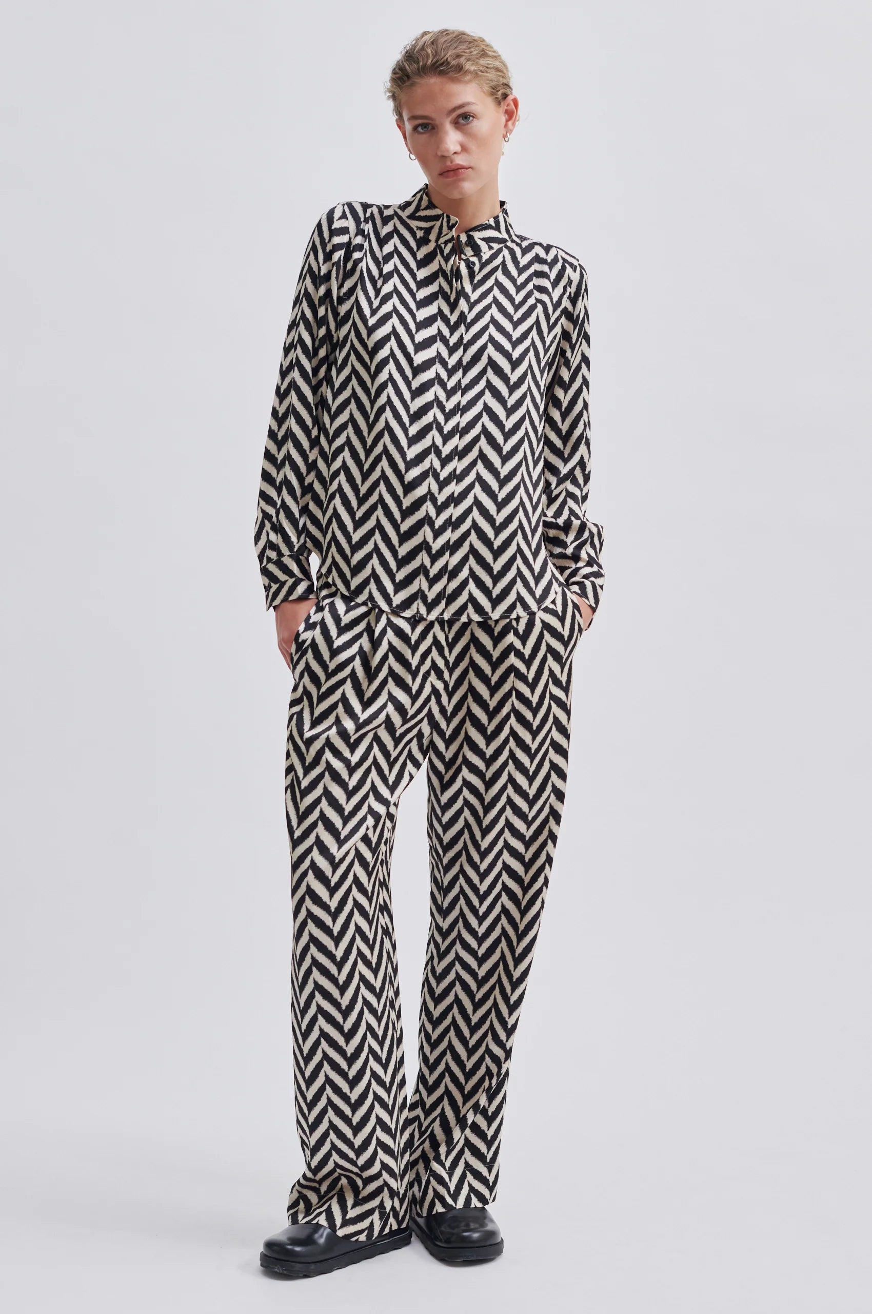 Long sleeves satin tough shirt in a black and cream chevron print