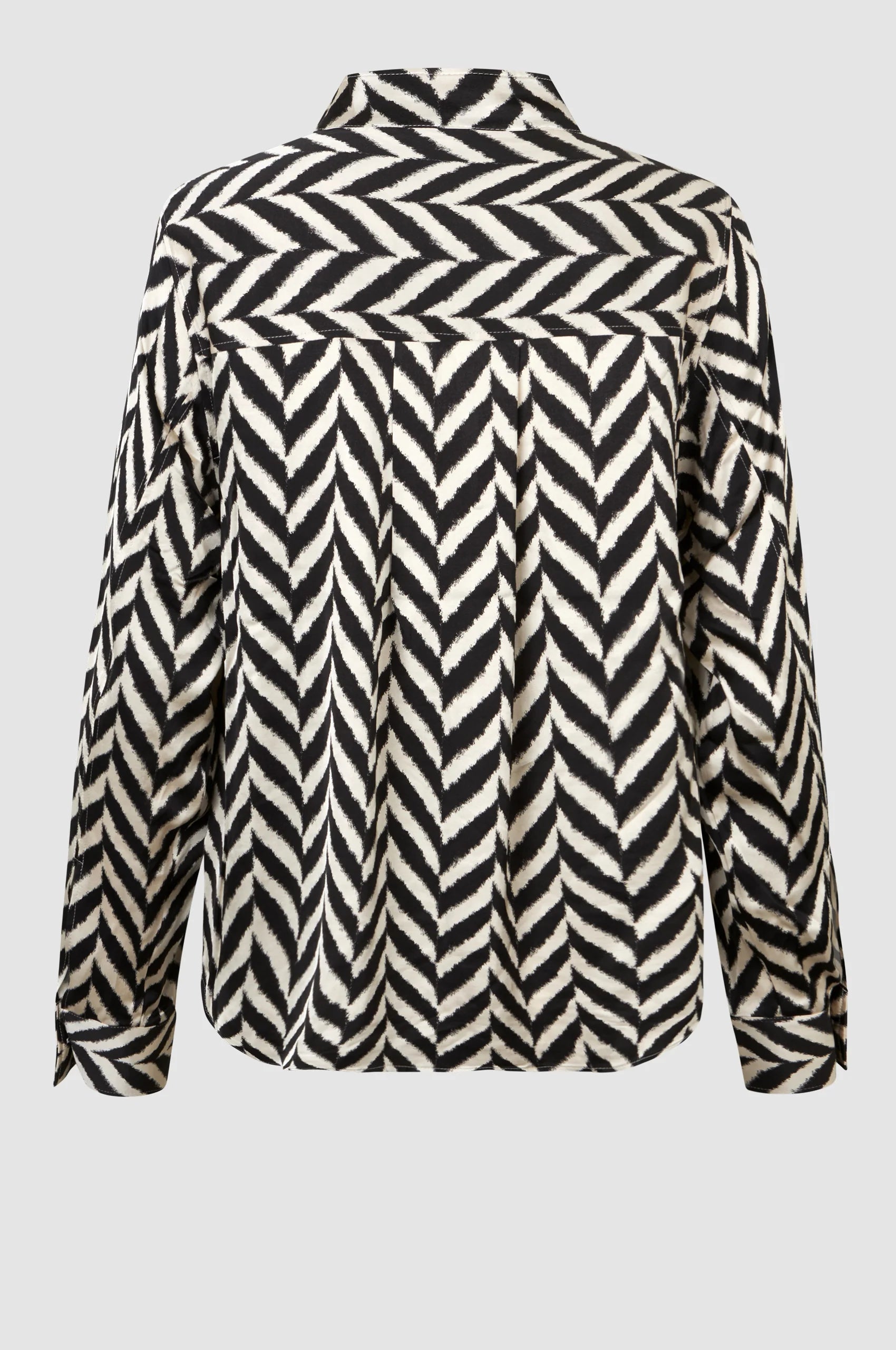 Long sleeves satin tough shirt in a black and cream chevron print