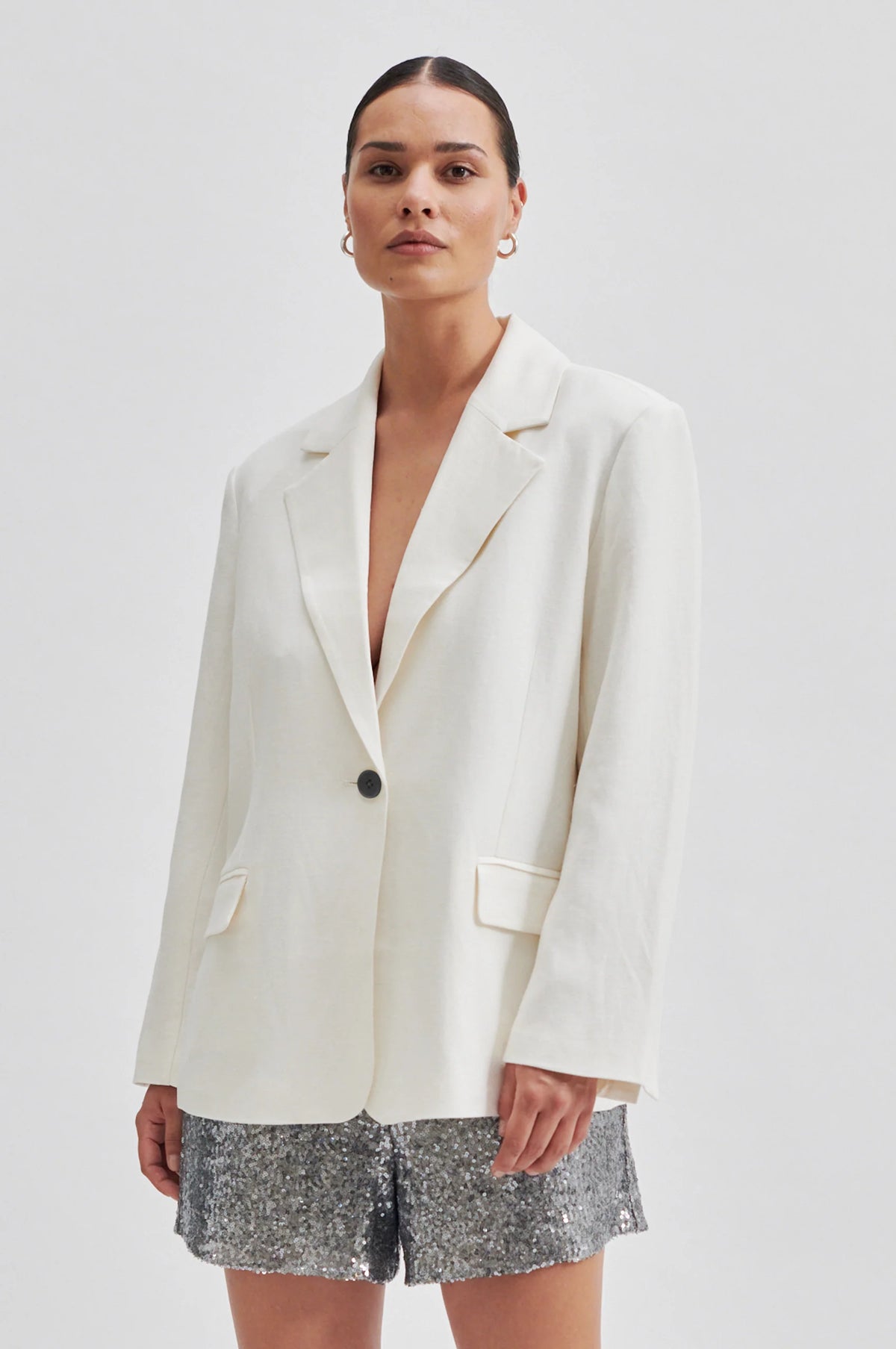 White linen jacket with single breasted solo black button fastening