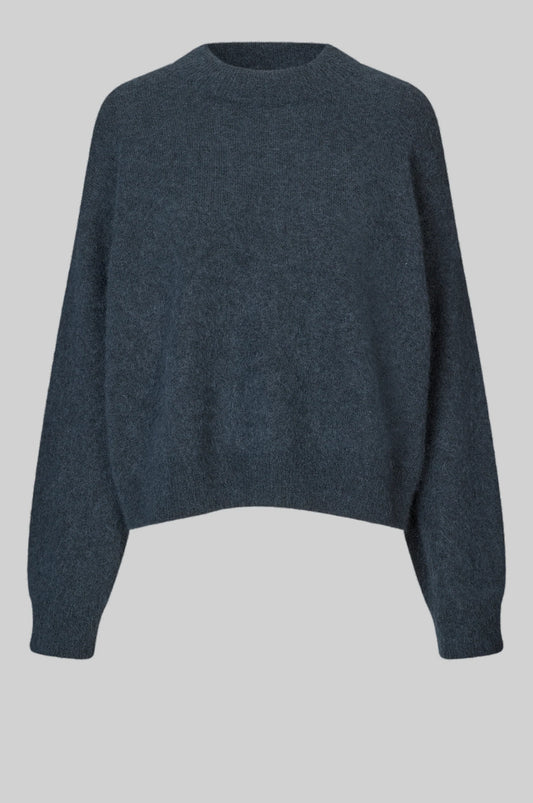 Round neck knit with long sleeves