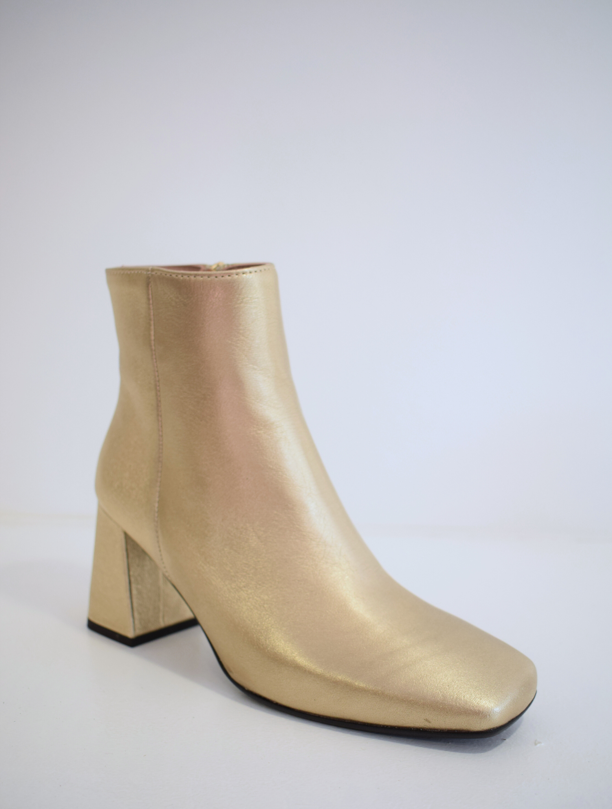 Gold ankle boot with block heel and inside zip fastening