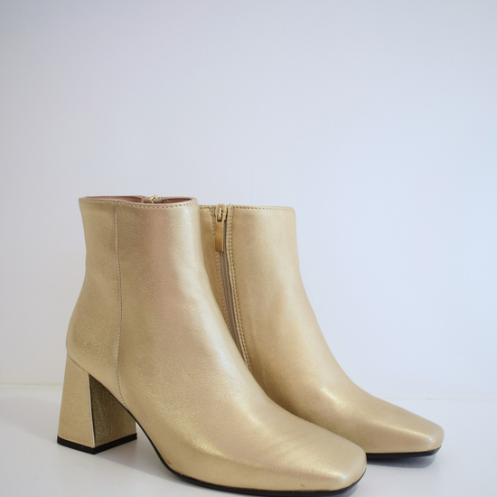 Gold ankle boot with block heel and inside zip fastening