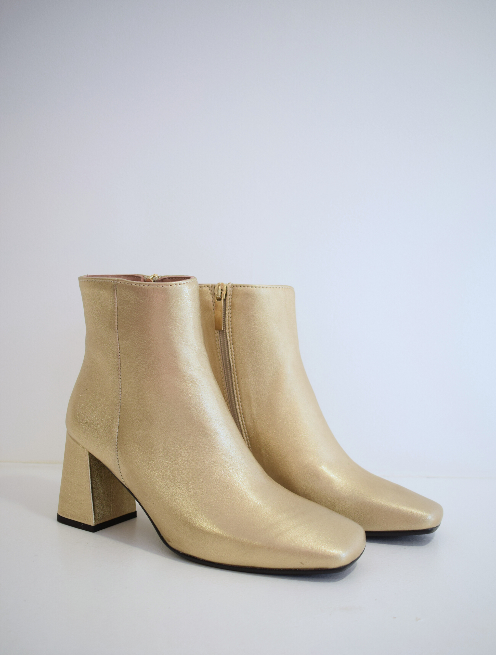 Gold ankle boot with block heel and inside zip fastening