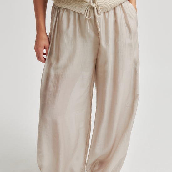 Beige sleeveless top and wide-leg pants on a white background from Second Female