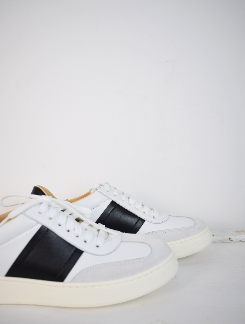 White trainer with black detail on sides and back 