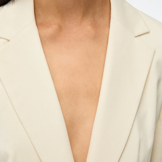 single breasted off white notch lapel blazer from iblues close up