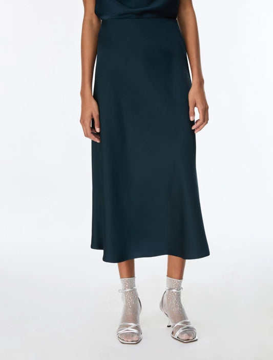 woman wearing teal blue skirt eith silver heels 