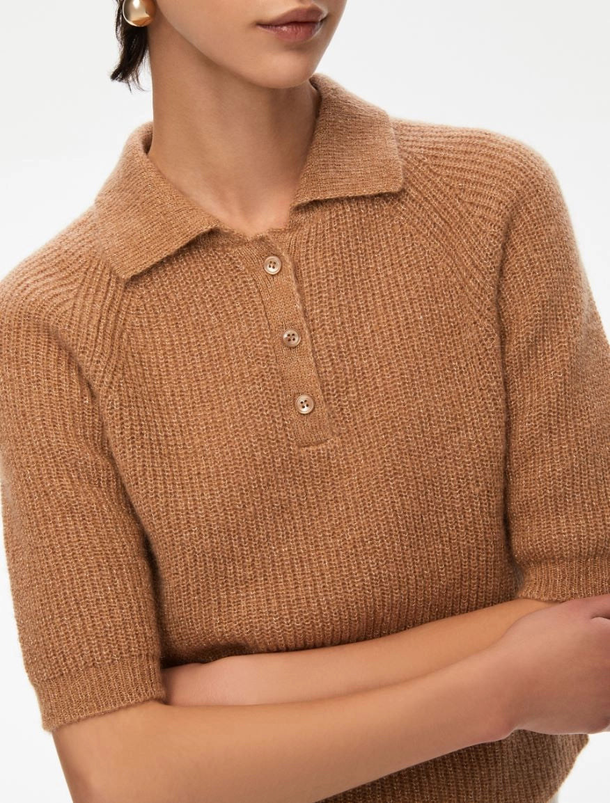 short sleeve knitted polo style shirt with 3 buttons and a slight shimmer from iblues close up