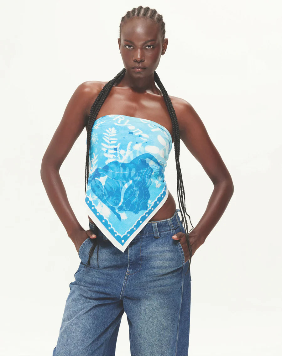 blue print scarf which can be used as a top  model
