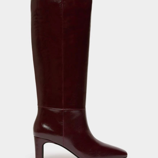 Long heeled leather burgundy boot 