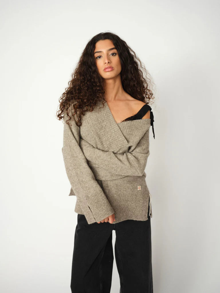 v neck cross over neck grey melange wool mix jumper with relaxed fit from heyanno model shot