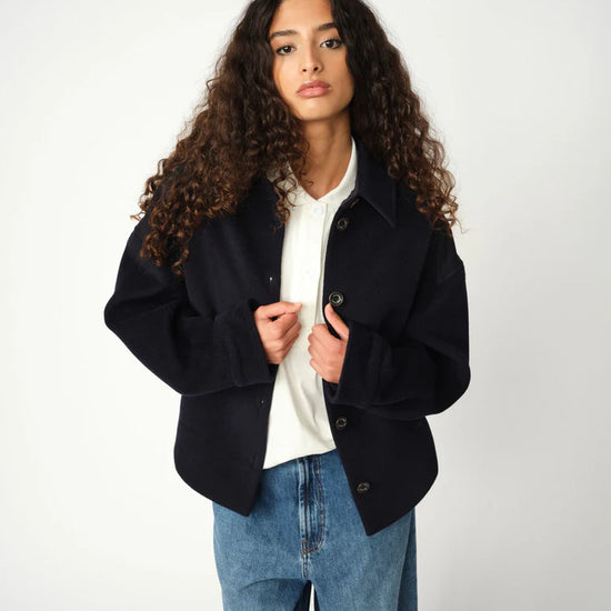 navy blue jack with collar, large buttons and oversized fit from heyanno model shot