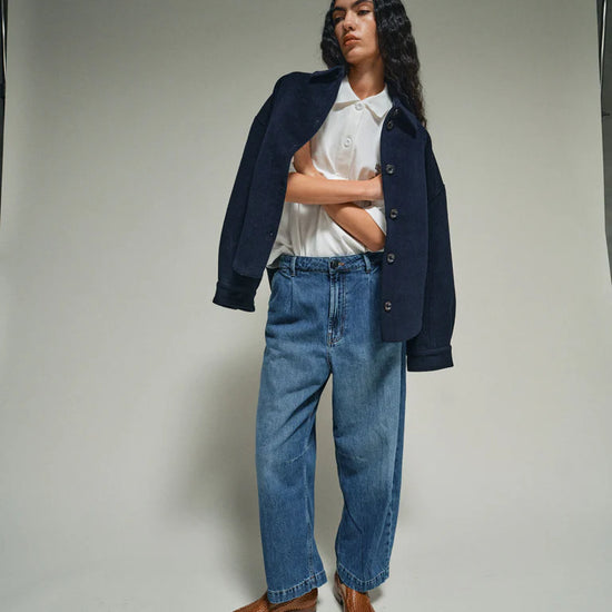 navy blue jack with collar, large buttons and oversized fit from heyanno model shot